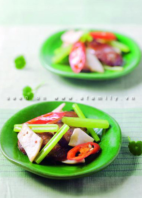 5. Thực phẩm nhiều gia vị: buổi sáng nên tránh các thức ăn kích thích dạ dày. Rõ ràng các thực phẩm nhiều gia vị sẽ gây kích ứng mạnh, nên hoàn toàn cấm kỵ. 5. Thực phẩm nhiều gia vị: buổi sáng nên tránh các thức ăn kích thích dạ dày. Rõ ràng các thực phẩm nhiều gia vị sẽ gây kích ứng mạnh, nên hoàn toàn cấm kỵ.