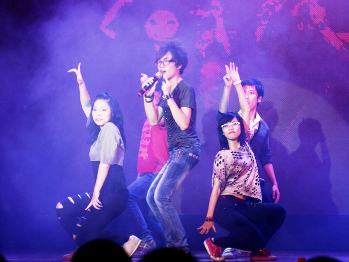 Đinh Công Hoàng Linh (ĐH Kinh tế quốc dân Hà Nội) hát “Đừng ngồi yên trong bóng tối”