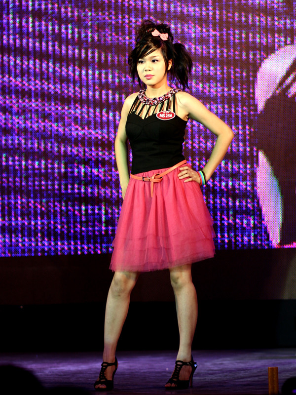 Các thí sinh trình diễn phần thi trang phục tự chọn