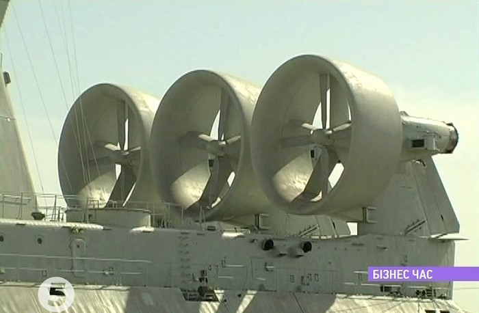 Zubr có lượng giãn nước 555 tấn, chiều dài 57,3 m, chiều rộng 25,6 m và chiều cao 21,9 m. Tàu trang bị 5 động cơ turbine khí công suất 10.000 mã lực mối động cơ, có tầm hoạt động 300 hải lý ở tốc độ 60 hải lý/h và 1.000 hải lý ở tốc độ 55 hải lý/h, thời gian hoạt động độc lập 5 ngày, thủy thủ đoàn 27 người. Trong ảnh là tàu đổ bộ đệm khí Zubr của Trung Quốc tại nhà máy đóng tàu More, Ucraina. Zubr có lượng giãn nước 555 tấn, chiều dài 57,3 m, chiều rộng 25,6 m và chiều cao 21,9 m. Tàu trang bị 5 động cơ turbine khí công suất 10.000 mã lực mối động cơ, có tầm hoạt động 300 hải lý ở tốc độ 60 hải lý/h và 1.000 hải lý ở tốc độ 55 hải lý/h, thời gian hoạt động độc lập 5 ngày, thủy thủ đoàn 27 người. Trong ảnh là tàu đổ bộ đệm khí Zubr của Trung Quốc tại nhà máy đóng tàu More, Ucraina.