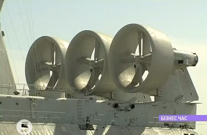 Zubr có lượng giãn nước 555 tấn, chiều dài 57,3 m, chiều rộng 25,6 m và chiều cao 21,9 m. Tàu trang bị 5 động cơ turbine khí công suất 10.000 mã lực mối động cơ, có tầm hoạt động 300 hải lý ở tốc độ 60 hải lý/h và 1.000 hải lý ở tốc độ 55 hải lý/h, thời gian hoạt động độc lập 5 ngày, thủy thủ đoàn 27 người. Trong ảnh là tàu đổ bộ đệm khí Zubr của Trung Quốc tại nhà máy đóng tàu More, Ucraina.