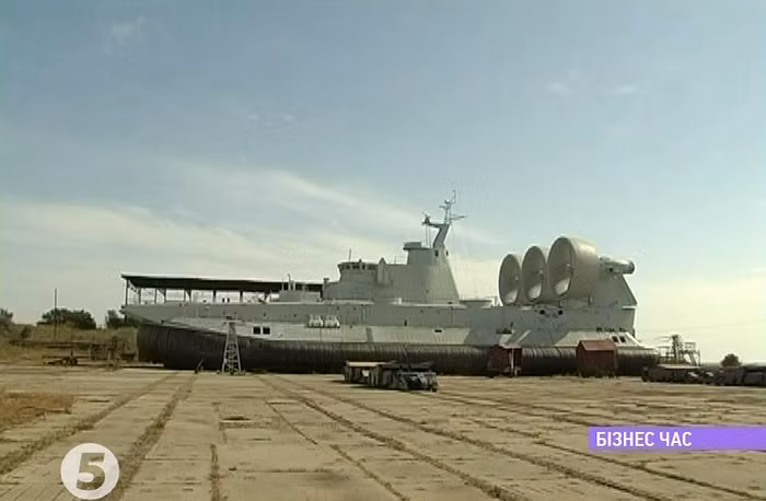Vào thời điểm hiện tại, Nga và Ukraina đang có 2 con tàu thuộc dự án trên đang phục vụ trong biên chế hải quân của hai nước. Tháng 1/2000, Ukraina, Nga và Hy Lạp đã ký kết một hợp đồng ba bên về việc cung cấp 4 con tàu Zubr cho phía Hy Lạp. Theo đó, mỗi nhà máy tại Nga và Ukraina đảm nhiệm đóng hai chiếc với tổng trị giá gần 200 triệu đôla. Trong ảnh là tàu đổ bộ đệm khí Zubr của Trung Quốc tại nhà máy đóng tàu More, Ucraina.