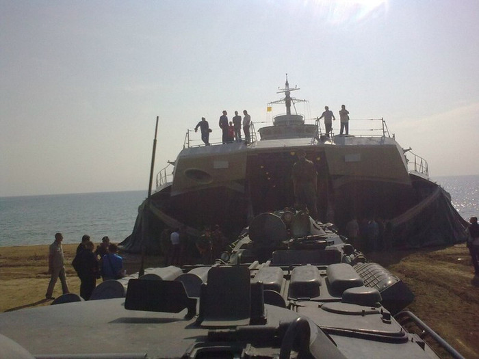 Đệm khí hạm Zubr có 4 khoang chở lính đổ bộ đủ chỗ cho 140 người. Khoang chở binh khí kỹ thuật có thể dùng để chở thêm 366 lính (tổng cộng gần 500 lính). Trong ảnh là tàu đổ bộ đệm khí Zubr của Trung Quốc được thử nghiệm khả năng mang tải là các xe chiến đấu bộ binh. Đệm khí hạm Zubr có 4 khoang chở lính đổ bộ đủ chỗ cho 140 người. Khoang chở binh khí kỹ thuật có thể dùng để chở thêm 366 lính (tổng cộng gần 500 lính). Trong ảnh là tàu đổ bộ đệm khí Zubr của Trung Quốc được thử nghiệm khả năng mang tải là các xe chiến đấu bộ binh.