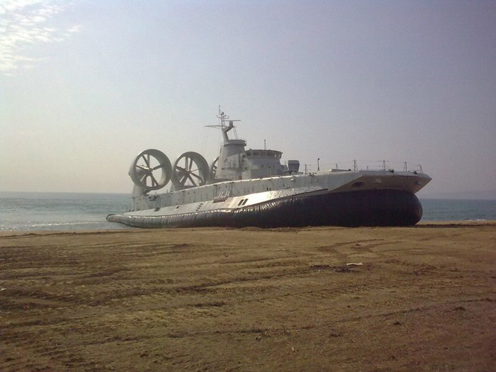 Theo thiết kế, tàu Zubr của Trung Quốc có thể chở 3 xe tăng chủ lực, tổng trọng lượng 150 tấn; hoặc 10 xe bọc thép chở quân có tổng trọng lượng 131 tấn và 140 lính đổ bộ; hoặc 8 xe chiến đấu bộ binh, tổng trọng lượng 115 tấn; hoặc 8 xe tăng lội nước. Trong ảnh là tàu đổ bộ đệm khí Zubr của Trung Quốc được thử nghiệm khả năng mang tải là các xe chiến đấu bộ binh. Theo thiết kế, tàu Zubr của Trung Quốc có thể chở 3 xe tăng chủ lực, tổng trọng lượng 150 tấn; hoặc 10 xe bọc thép chở quân có tổng trọng lượng 131 tấn và 140 lính đổ bộ; hoặc 8 xe chiến đấu bộ binh, tổng trọng lượng 115 tấn; hoặc 8 xe tăng lội nước. Trong ảnh là tàu đổ bộ đệm khí Zubr của Trung Quốc được thử nghiệm khả năng mang tải là các xe chiến đấu bộ binh.