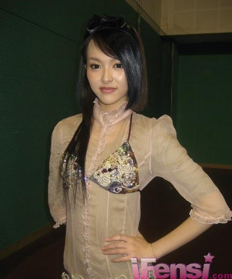 Chiếc áo mỏng manh khiến Đường Yên lộ rõ nội y