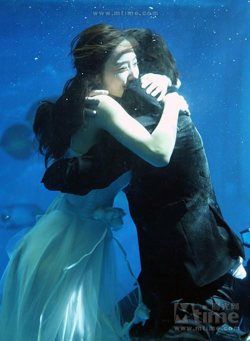 Màn cầu hôn lãng mạn của hai diễn viên chính khiến các fans ngây ngất Màn cầu hôn lãng mạn của hai diễn viên chính khiến các fans ngây ngất