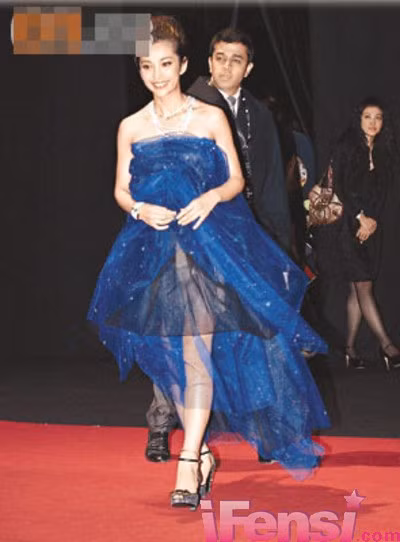 Lý Băng Băng vừa xẻ cao vừa "xuyên thấu" táo bạo Lý Băng Băng vừa xẻ cao vừa "xuyên thấu" táo bạo