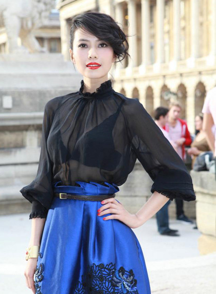 Cao Viên Viên có vẻ rất "kết" kiểu trang phục mỏng manh này