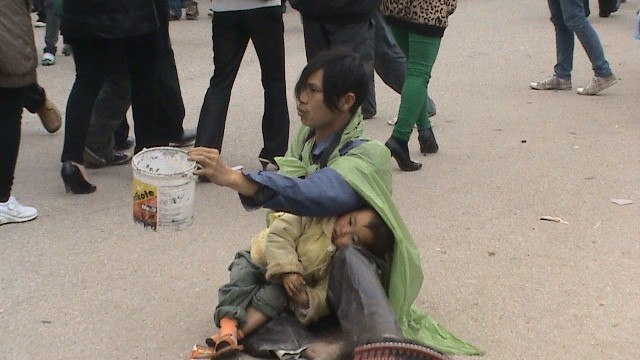 Một "cái bang" mang theo cả trẻ nhỏ để đi ăn xin Một "cái bang" mang theo cả trẻ nhỏ để đi ăn xin