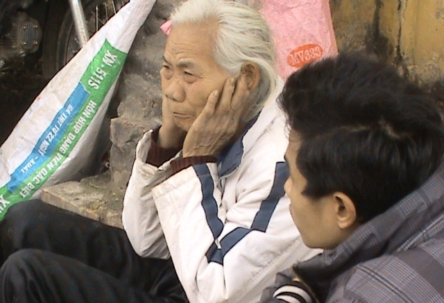 Cụ bà Tạ Thị Xa (thị trấn Lim - Bắc Ninh) vì hoàn cảnh gia đình khốn khó, độc thân nên mới đi ăn xin. Cụ bà Tạ Thị Xa (thị trấn Lim - Bắc Ninh) vì hoàn cảnh gia đình khốn khó, độc thân nên mới đi ăn xin.