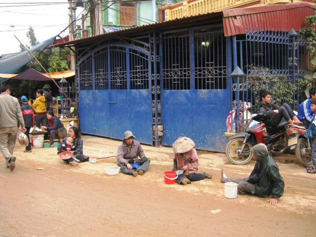 "Đội quân" ăn mày ở Hội chọi trâu Hải Lựu (Vĩnh Phúc) "Đội quân" ăn mày ở Hội chọi trâu Hải Lựu (Vĩnh Phúc)