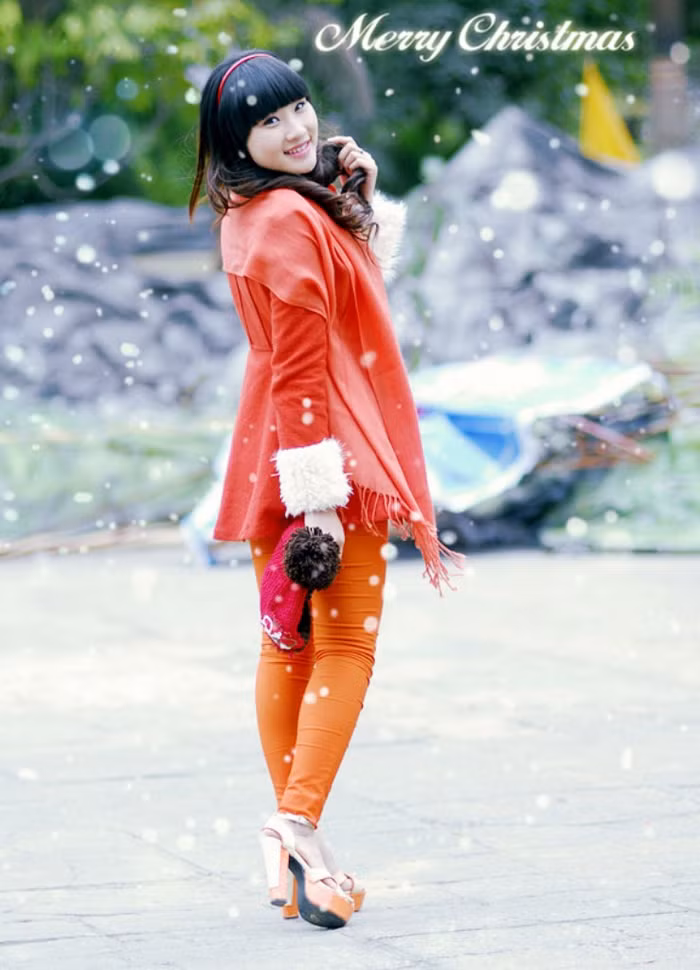 Cô bạn có một bảng thành tích khá đáng nể: Giải nhất văn nghệ cấp trường năm 2006, 2009; giải nhì văn nghệ cấp phường năm 2007; 2 huy chương bạc, 3 huy chương đồng giải đồng đội cuộc thi "Giai điệu tuổi hồng" toàn quốc lần thứ IX năm 2011. Tham gia cuộc thi Miss teen 2011.