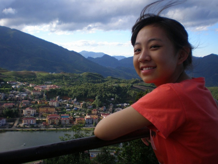 Cô bạn có cách giới thiệu khá đáng yêu về mình "Yêu màu hồng và ghét sự giả dối, thích màu tím thủy chung, yêu màu vàng của nắng, yêu màu xanh bình yên của bầu trời"