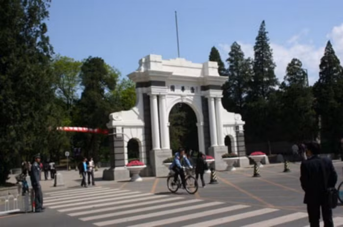 Theo thống kê, hiện trường đã có gần 2000 sinh viên quốc tế đến từ hơn 70 quốc gia, chủ yếu các lưu học sinh tham gia các ngành học như: Kỹ thuật, Y khoa, Kinh tế, Kiến trúc, Nghệ thuật, Quản lý.