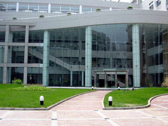 Trường đại học Thanh Hoa rất chú trọng đến hướng phát triển tầm quốc tế, giao lưu văn hoá với các nước trên thế giới. Trường đang cùng phối hợp với các trường đại học trên thế giới và các công ty quốc tế để trao đổi kinh nghiêm và cùng tham gia nghiên cứu khoa học. Sự hỗ trợ song phương của trường với cộng đồng quốc tế đã đem lại những thành quả tốt đẹp. Các sinh viên thường xuyên tham gia các cuộc hội thảo, các bài phát biểu của các chuyên gia quốc tế. Chính vì những hợp tác đó mà chất lượng giảng dạy và học tập của toàn trường ngày càng được cải thiện. Trường đại học Thanh Hoa rất chú trọng đến hướng phát triển tầm quốc tế, giao lưu văn hoá với các nước trên thế giới. Trường đang cùng phối hợp với các trường đại học trên thế giới và các công ty quốc tế để trao đổi kinh nghiêm và cùng tham gia nghiên cứu khoa học. Sự hỗ trợ song phương của trường với cộng đồng quốc tế đã đem lại những thành quả tốt đẹp. Các sinh viên thường xuyên tham gia các cuộc hội thảo, các bài phát biểu của các chuyên gia quốc tế. Chính vì những hợp tác đó mà chất lượng giảng dạy và học tập của toàn trường ngày càng được cải thiện.