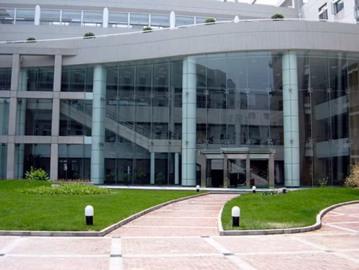 Trường đại học Thanh Hoa rất chú trọng đến hướng phát triển tầm quốc tế, giao lưu văn hoá với các nước trên thế giới. Trường đang cùng phối hợp với các trường đại học trên thế giới và các công ty quốc tế để trao đổi kinh nghiêm và cùng tham gia nghiên cứu khoa học. Sự hỗ trợ song phương của trường với cộng đồng quốc tế đã đem lại những thành quả tốt đẹp. Các sinh viên thường xuyên tham gia các cuộc hội thảo, các bài phát biểu của các chuyên gia quốc tế. Chính vì những hợp tác đó mà chất lượng giảng dạy và học tập của toàn trường ngày càng được cải thiện.