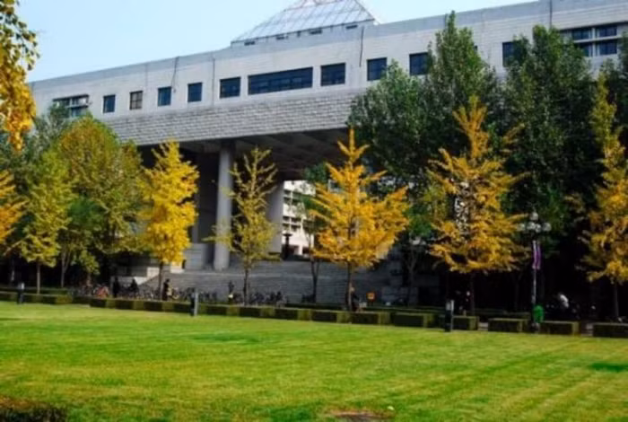 "25 năm nữa, các trường ĐH hàng đầu của Trung Quốc như ĐH Thanh Hoa có thể trở thành đối thủ của trường ĐH Oxford, Cambridge của Anh và nhóm các ĐH hàng đầu của Mỹ (Ivy League)". Đó là dự báo của giáo sư Richard Levin - Hiệu trưởng ĐH danh tiếng Yale (Mỹ).