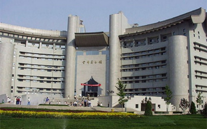 Toàn trường có đến 30.000 chiếc máy tính, thư viện của trường với tổng diện tích lên đến 39.000 mét vuông với 4.100.000 đầu sách và có thể thông qua mạng Internet phục vụ các bạn đọc trong nước và quốc tế. Toàn trường có đến 30.000 chiếc máy tính, thư viện của trường với tổng diện tích lên đến 39.000 mét vuông với 4.100.000 đầu sách và có thể thông qua mạng Internet phục vụ các bạn đọc trong nước và quốc tế.