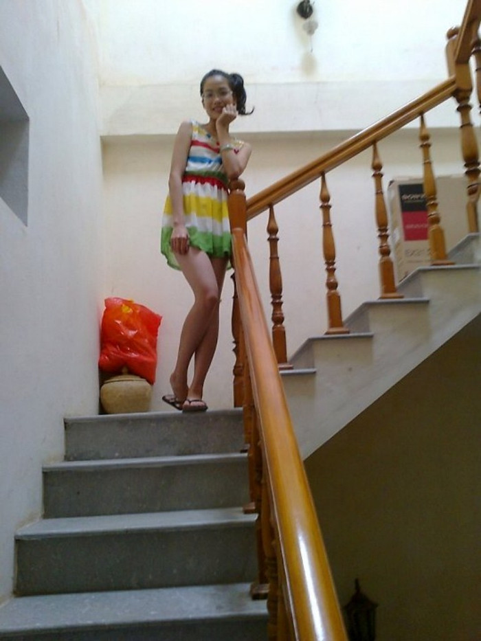 Diệu Hoa là người vui tính, hòa đồng với bạn bè. Cô bạn ước mơ trở thành một nghệ nhân giỏi.