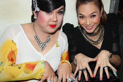 Khoe nhẫn "khủng" với nghệ sĩ hài Gia Bảo.