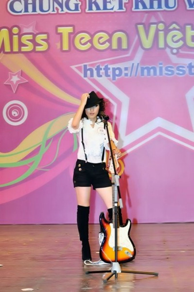 Cô bạn chiếm được khá nhiều cảm tình của khán giả trong phần thi Tài năng của Vòng chung kết Miss Teen khu vực Miền Bắc năm 2009, với ca khúc đậm chất rock Cô bạn chiếm được khá nhiều cảm tình của khán giả trong phần thi Tài năng của Vòng chung kết Miss Teen khu vực Miền Bắc năm 2009, với ca khúc đậm chất rock