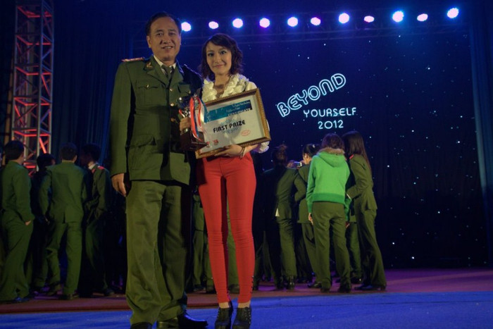 Với lợi thế về giọng hát, vốn Tiếng Anh, phong cách, Linh đã giành giải nhất trong cuộc thi Beyond yourself 2012 - cuộc thi hát Tiếng Anh do Học viện Cảnh sát Nhân dân tổ chức Với lợi thế về giọng hát, vốn Tiếng Anh, phong cách, Linh đã giành giải nhất trong cuộc thi Beyond yourself 2012 - cuộc thi hát Tiếng Anh do Học viện Cảnh sát Nhân dân tổ chức