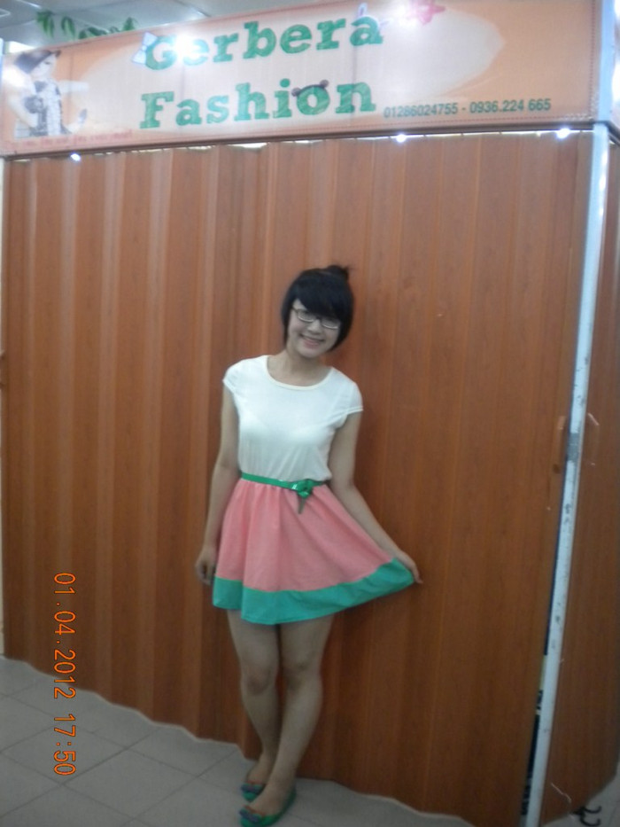 Ngoài việc học ở trường, Thư còn nhận vẽ giày bata. Số tiền Thư nhận được từ việc đó tuy không lớn, nhưng đối với cô bạn nó rất có ý nghĩa. Nhờ đó, Thư có thể tự mua những vật dụng mà mình thích mà không cần phải xin ba mẹ.