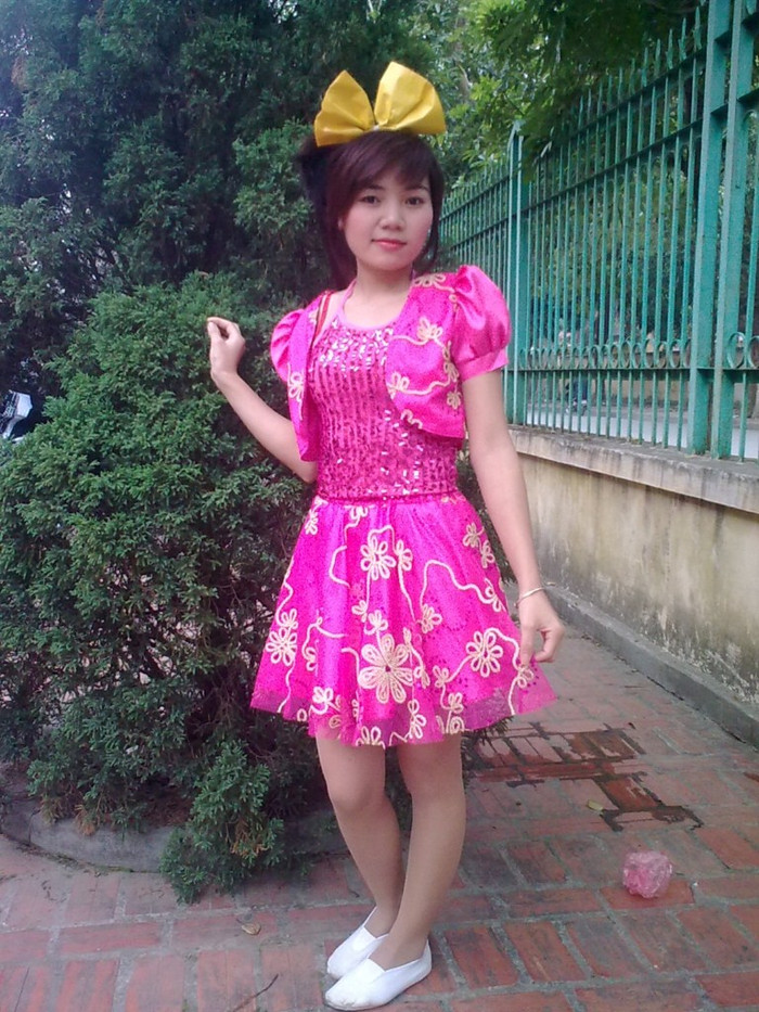 Hậu là người hòa đồng, yêu động vật và thích ca hát.