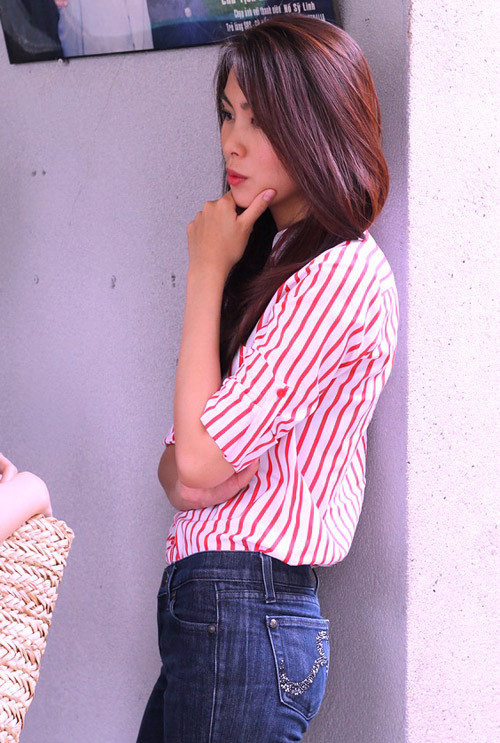 Dáng vóc thon thả trong sơ mi và Jean. Dáng vóc thon thả trong sơ mi và Jean.