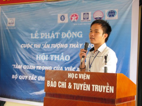 Bạn Bùi Nguyên Bảo đại diện cho các bạn sinh viên chia sẻ tại hội thảo Bạn Bùi Nguyên Bảo đại diện cho các bạn sinh viên chia sẻ tại hội thảo