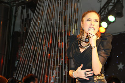 Mỹ Tâm cho biết hiện tại sức khỏe của cô không được tốt. Cô đang gặp chứng bị đau và tổn thương ở vai và cổ.