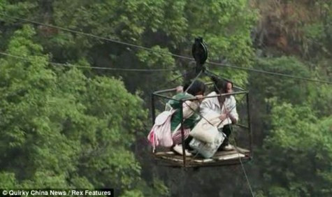 Người dân sống trong làng Decun thuộc tỉnh Quý Châu, tây nam Trung Quốc phải cúi mình trong xe để tránh làm rung xe khi chúng di chuyển