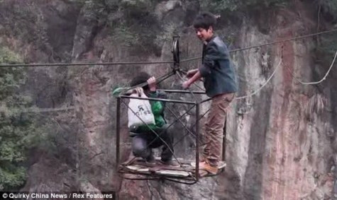 : Chi phí là 1 Nhân dân tệ một lượt cho học sinh để đi qua thung lũng bằng cáp treo và 2 nhân dân tệ cho mỗi lượt dành cho người lớn