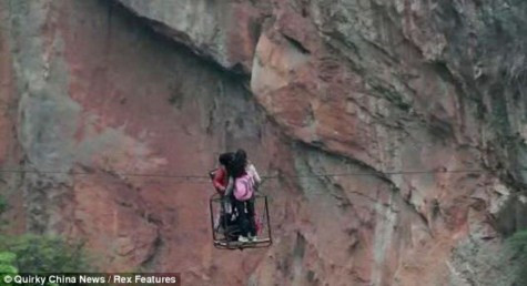 Ông Hui và hơn 20 dân làng khác đã làm việc miễn phí trong một tháng để xây dựng hệ thống giao thông