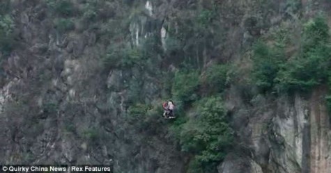 Để đến được trường học mỗi ngày, trẻ em sống trong một ngôi làng miền núi của Trung Quốc phải vượt qua một thung lũng sâu hàng trăm mét trên một chiếc xe cáp tự chế ọp ẹp