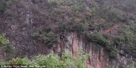 Phải mất 5 giờ để những người dân trong làng đi qua thung lũng. Tình hình chỉ được cải thiện vào năm 2002 khi một người dân địa phương tên Hui Defang xây dựng một đường cáp treo đơn giản