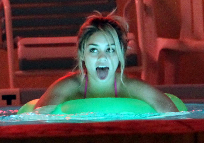 Những phút nghịch ngợm trong hồ bơi.