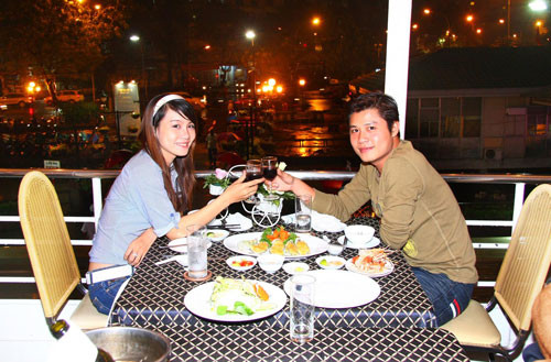 Nguyễn Văn Chung và bạn gái cùng nhau đi ăn mỗi khi rảnh rỗi