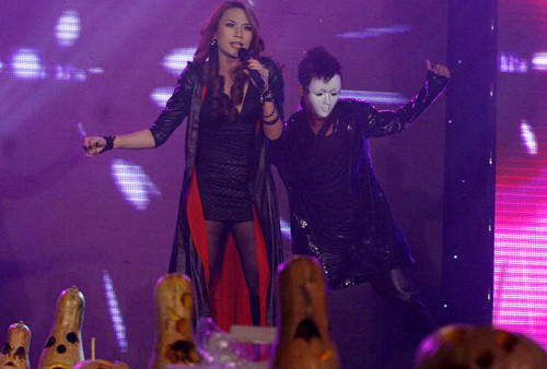 Màn trình diễn "ma mị" kết hợp những mặt nạ ma quái với những quả bí ngô - hình ảnh không thể thiếu trong lễ hội Halloween.