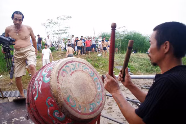 Những thủ tục cần thiết cho mỗi cuộc thi tắm sông Hồng