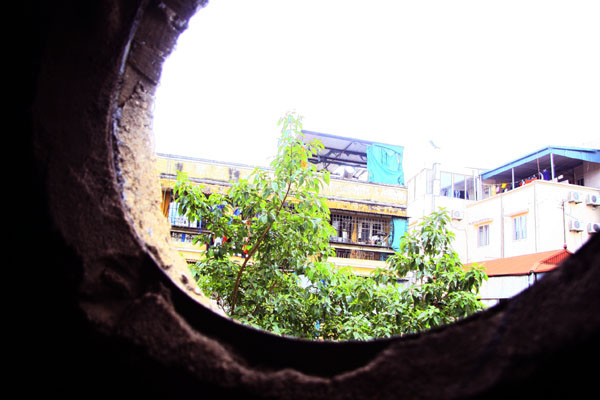 Một ô cửa nhìn từ tháp nước Trung Tự nhìn ra các nhà chung cư bên cạnh Một ô cửa nhìn từ tháp nước Trung Tự nhìn ra các nhà chung cư bên cạnh