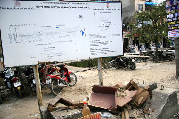 Biển dự áo cải tạo con mương này có "thâm niên" đã khá lâu Biển dự áo cải tạo con mương này có "thâm niên" đã khá lâu
