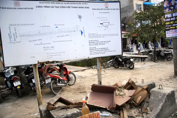 Biển dự áo cải tạo con mương này có "thâm niên" đã khá lâu