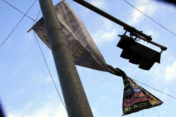 Cách thức dán thông tin lộn xộn, nhếch nhác, nhiều nơi bị bỏ không hoặc sử dụng sai mục đích của các băng rôn quảng cáo đang khiến bộ mặt Hà Nội bị bôi bẩn.