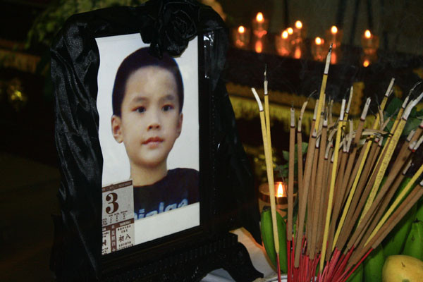 Nhìn di ảnh của cháu, không ai có thể cầm được nước mắt Nhìn di ảnh của cháu, không ai có thể cầm được nước mắt