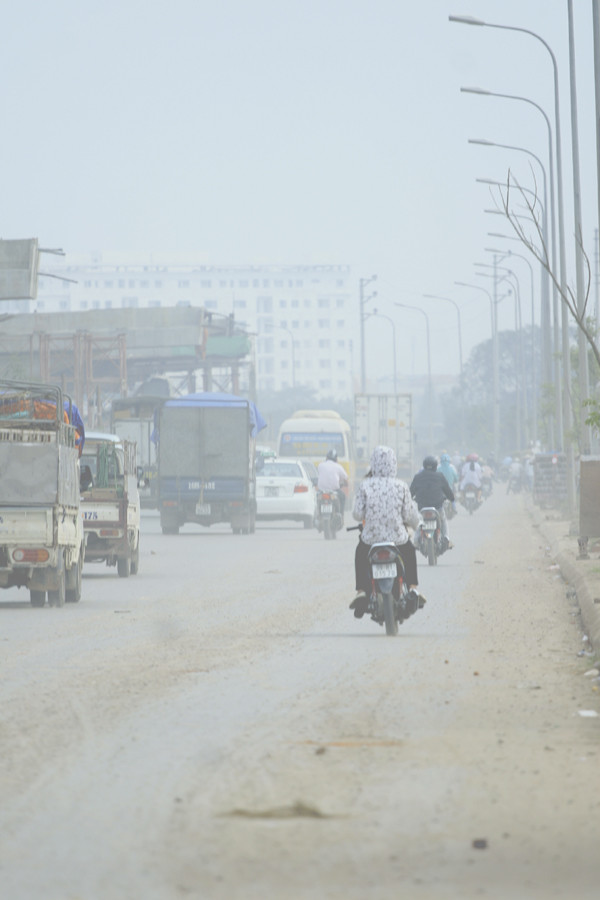 Trời hanh khô nên bụi càng được thể tung hỏa mù với người đi đường Trời hanh khô nên bụi càng được thể tung hỏa mù với người đi đường
