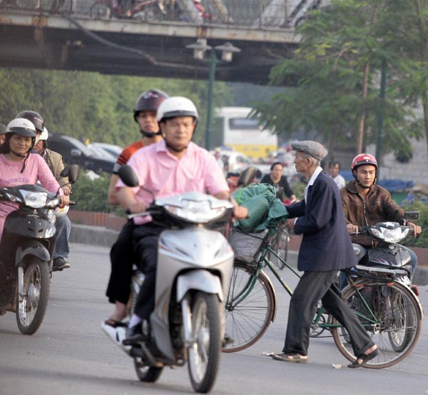 Cụ ông này cũng khá thoải mái sang đường như chỗ không người bất chấp nguy hiểm