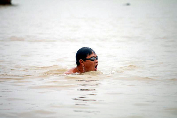 Một kình ngư sông Hồng đang ngụp lặn để nhanh chóng về đích Một kình ngư sông Hồng đang ngụp lặn để nhanh chóng về đích