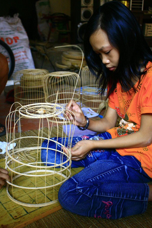 Những "nghệ nhân" tuổi teen này cặm cụi làm việc rất chăm chỉ Những "nghệ nhân" tuổi teen này cặm cụi làm việc rất chăm chỉ