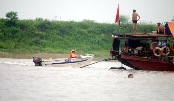 Lực lượng chức năng cũng có mặt để nhắc nhở Lực lượng chức năng cũng có mặt để nhắc nhở